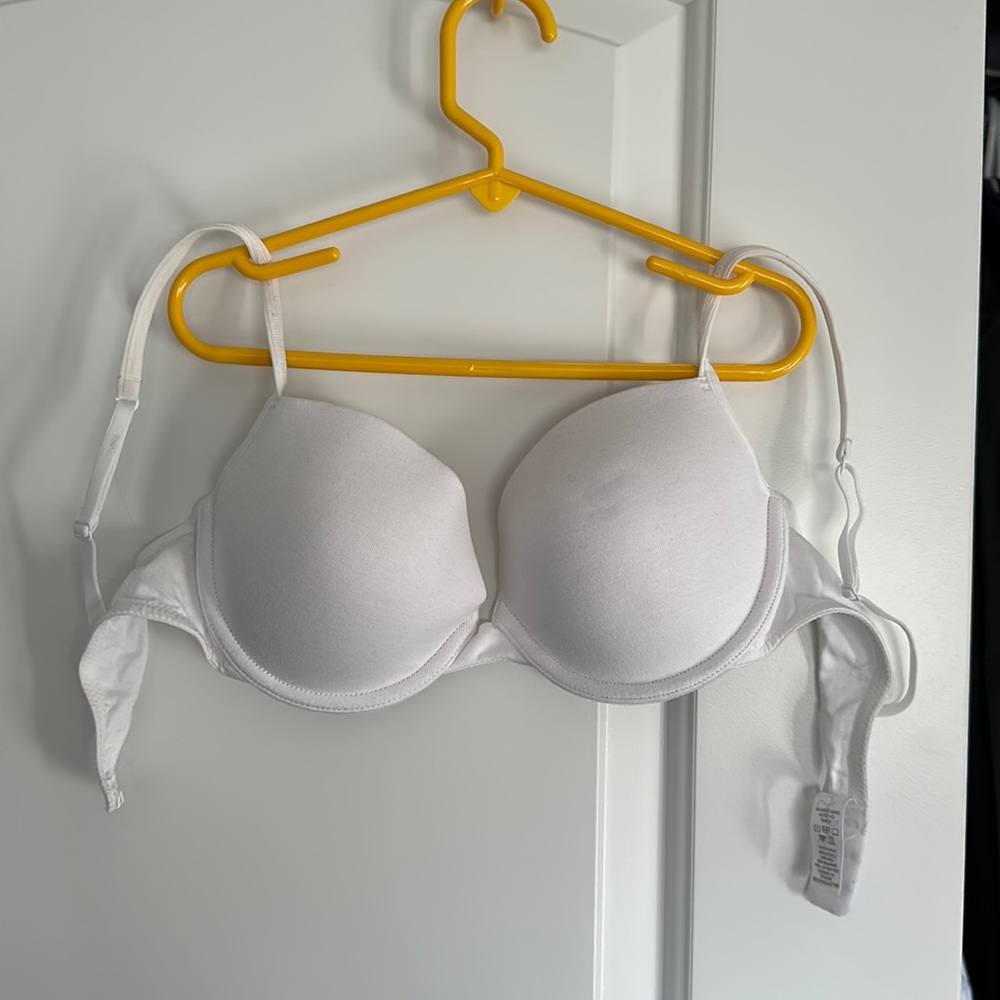 White 32D bra by La Senza
